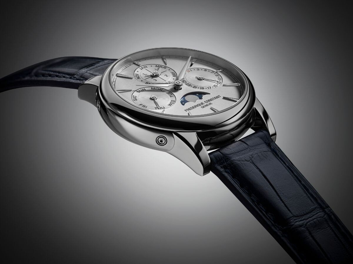 Frederique Constant Classic Perpetual Calendar Manufacture com mostrador prateado. numa vista parcialmente lateral, da qual saltam à vista botões de ajuste.