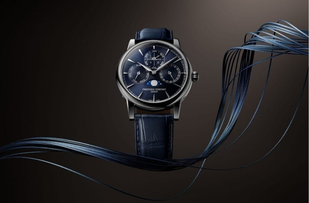 Frederique Constant Classic Perpetual Calendar Manufacture de mostrador azul, numa imagem em que o relógio flutua sob fundo azulado, com elementos azuis