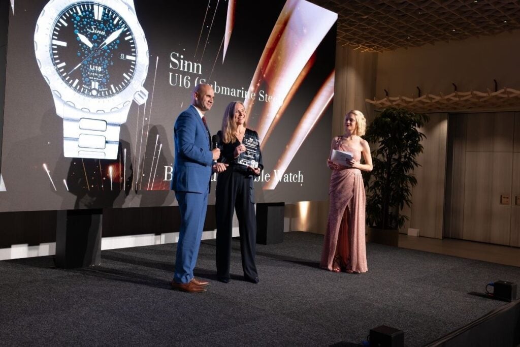 palco com apresentadores dos Temporis International Awards no Kongresshaus em Zurique e o relógio Sinn U16 Submarine Steel que ganhou o prémio da sustentabilidade