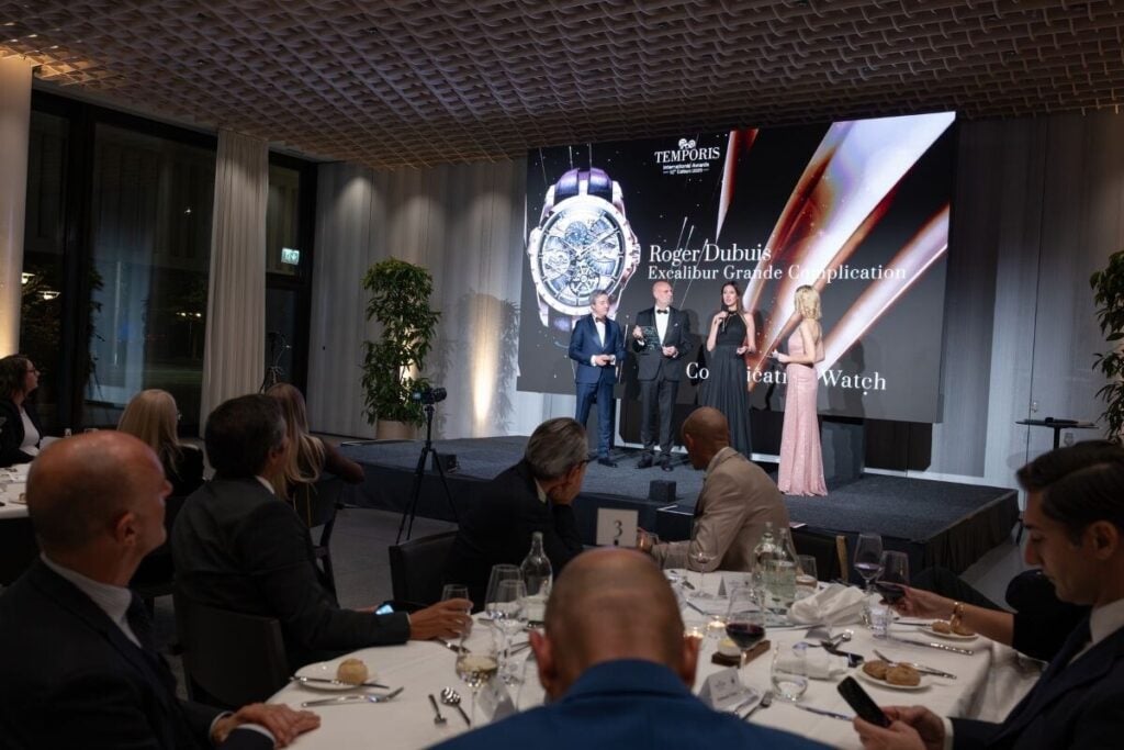 palco com apresentadores dos Temporis International Awards no Kongresshaus em Zurique e o relógio Roger Dubuis Excalibur Grande Complication que ganhou Best Complicated Watch e muitas pessoas sentadas à mesa
