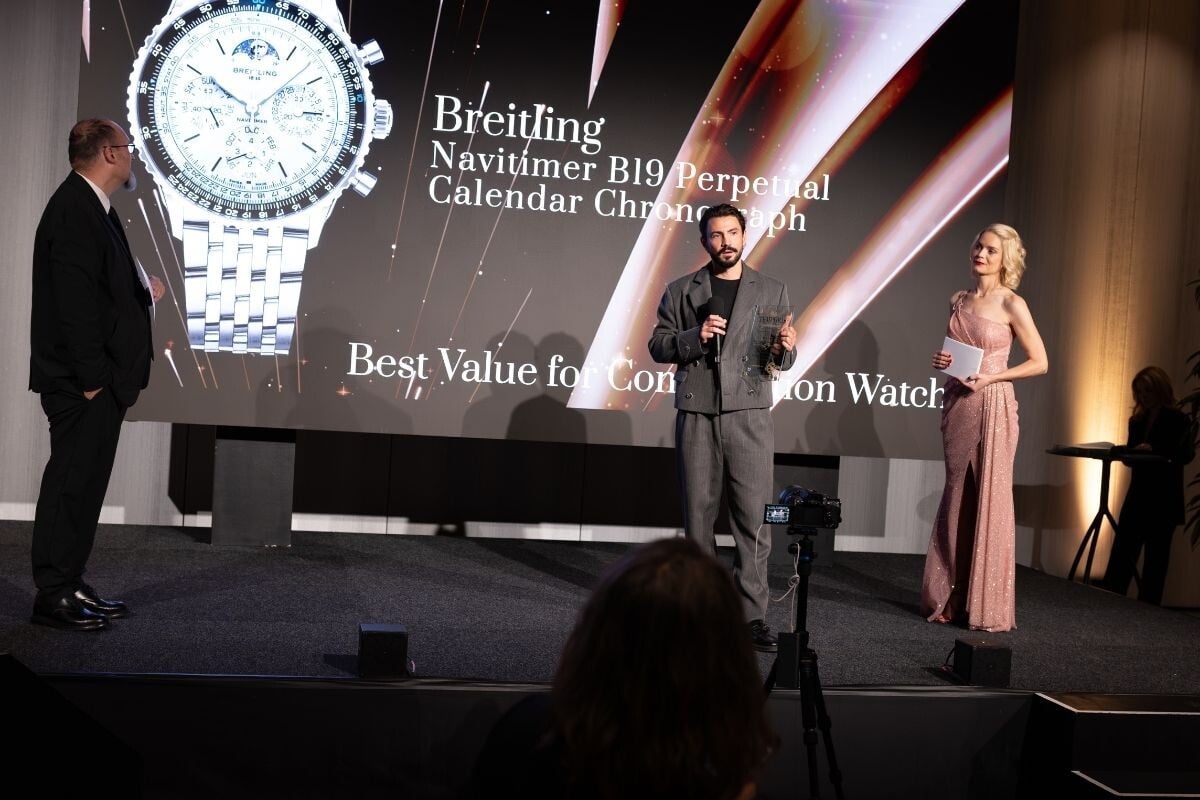 palco com apresentadores dos Temporis International Awards no Kongresshaus em Zurique e o relógio Breitling que ganhou a categoria Best Value for Complicarion Watch