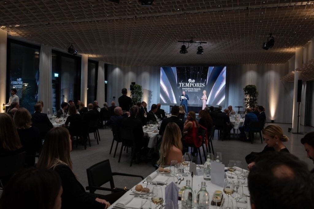 palco com apresentadores dos Temporis International Awards no Kongresshaus em Zurique e muitas pessoas sentadas à mesa