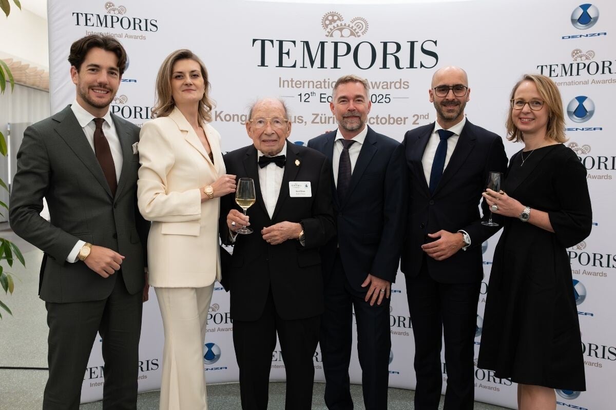 Pessoas em frente a um painel na noite de gala: o comité da IWC no Temporis Watch Awards, com o mestre Kurt Klaus em destaque; o segundo da direita é o luso-descendente Joaquim Vale Teixeira, Product & Innovation Director | Foto: Temporis