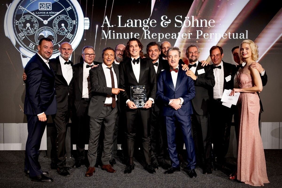 palco com membros do juri dos Temporis International Awards no Kongresshaus em Zurique com o A Lange & Sohne Minute Repeater Perpetual que ganhou o prémio Watch of the Year