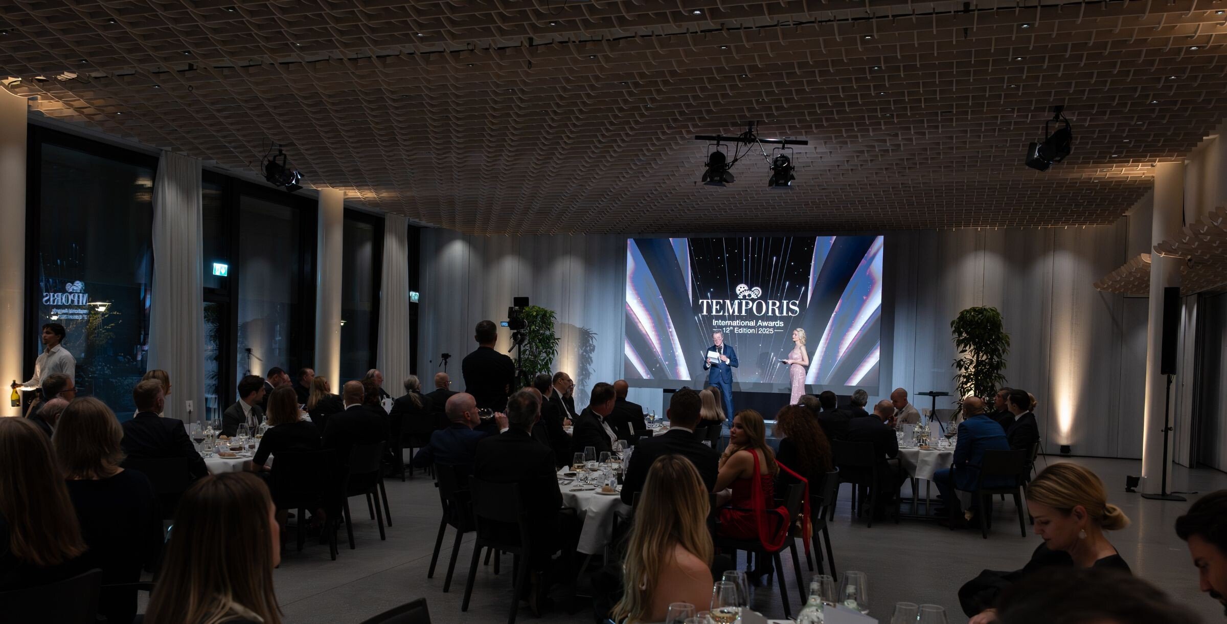 palco com apresentadores dos Temporis International Awards no Kongresshaus em Zurique e muitas pessoas sentadas à mesa