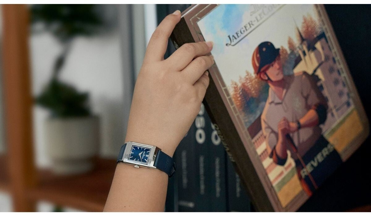 Uma mão segura o livro Reverso que nasce da webcomics de Olivecoat