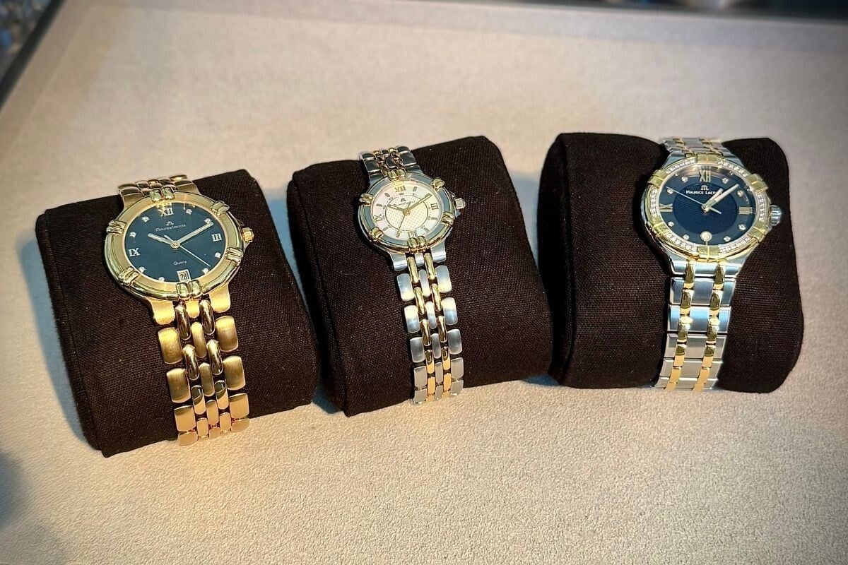 relógios históricos com bracelete em aço e dourados Calypso da Maurice Lacroix em cima de uma mesa