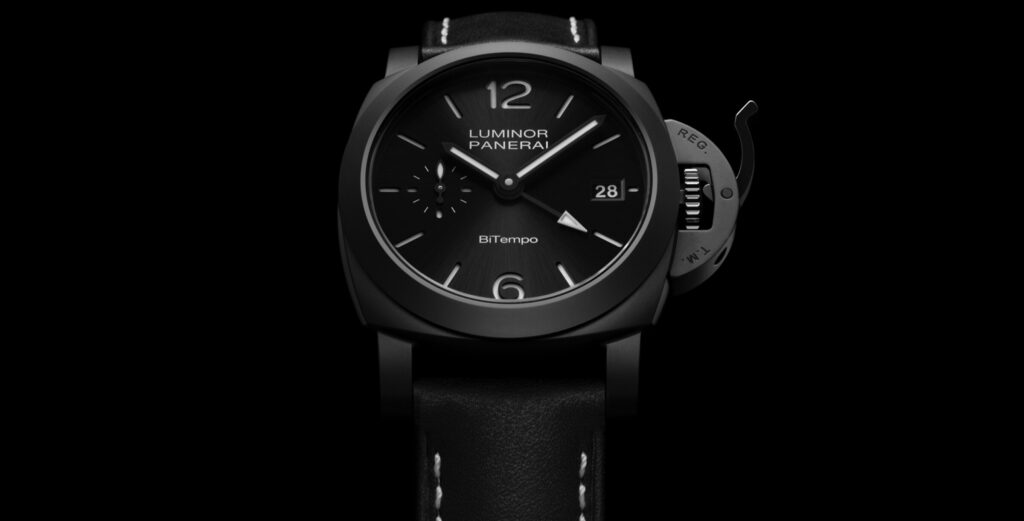 Relógio de pulso Panerai Luminor BiTempo preto com mostrador escuro, números grandes às posições 12 e 6, e janela de data às 3 horas.