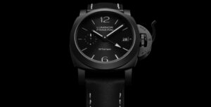 Relógio de pulso Panerai Luminor BiTempo preto com mostrador escuro, números grandes às posições 12 e 6, e janela de data às 3 horas.