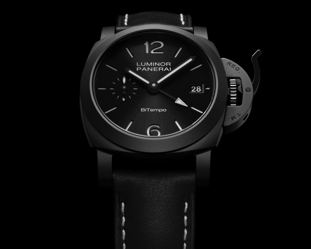 Relógio de pulso Panerai Luminor BiTempo preto com mostrador escuro, números grandes às posições 12 e 6, e janela de data às 3 horas.