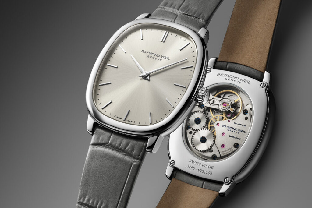 Rel&oacute;gio Raymond Weil com caixa de formato quadrado e fundo transparente, exibindo o movimento mec&acirc;nico. O mostrador &eacute; de tom prateado, com &iacute;ndices e ponteiros finos, enquanto a parte de tr&aacute;s do rel&oacute;gio exibe o mecanismo e o movimento autom&aacute;tico.