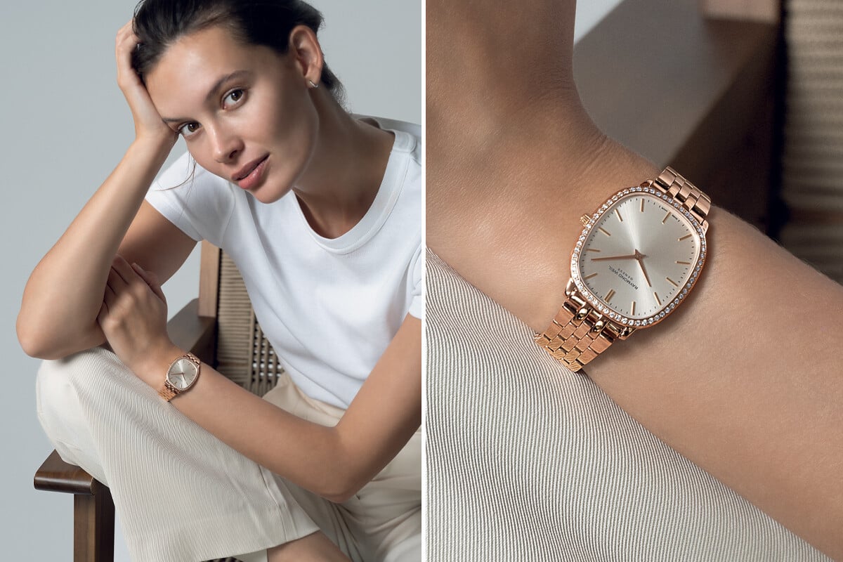 Mulher sorrindo e usando um relógio Raymond Weil Toccata Heritage com caixa em tom rosé e detalhes em cristais. A imagem mostra tanto o rosto da modelo quanto um close do relógio no pulso dela.