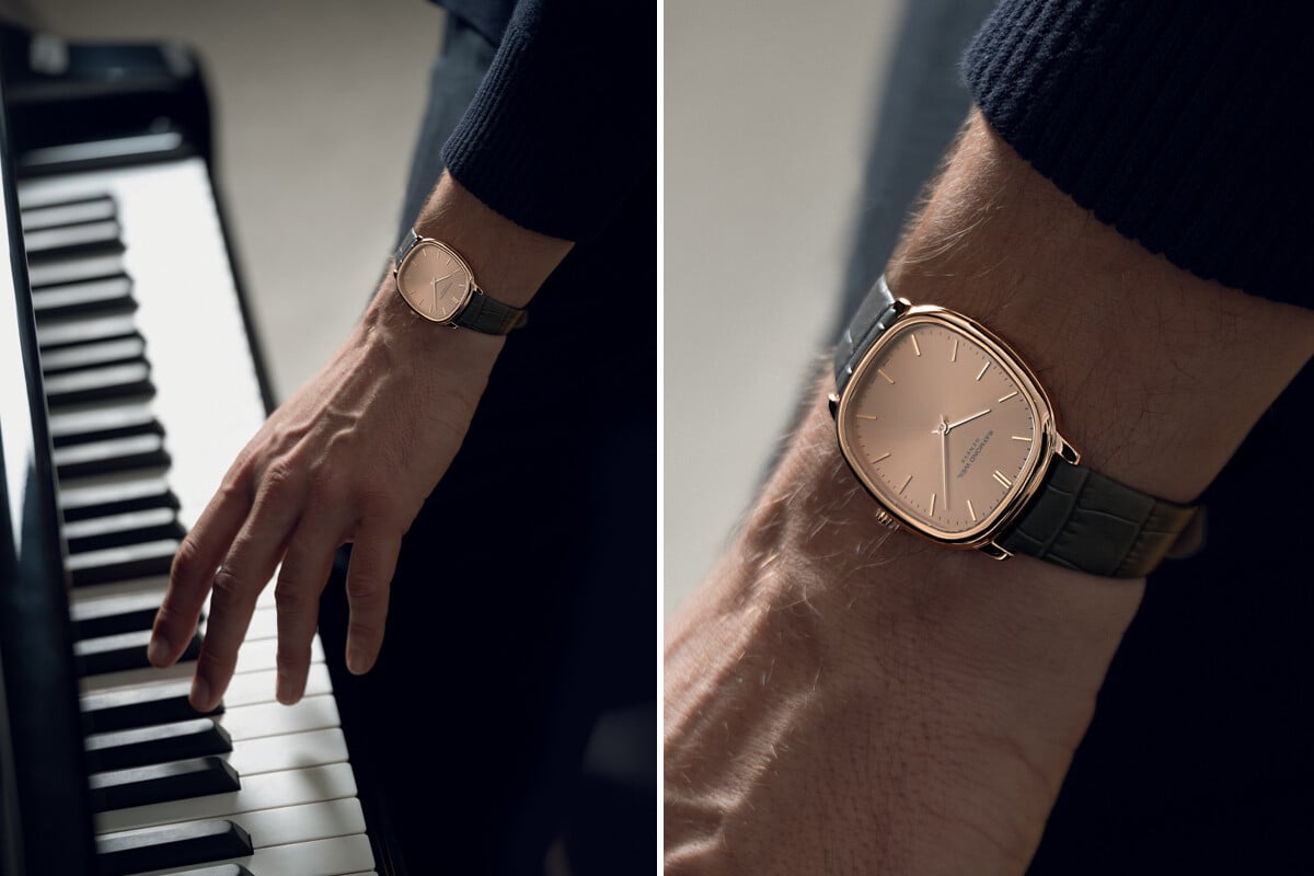 Homem usando o relógio Raymond Weil Toccata Heritage com caixa rosé e mostrador prateado, enquanto toca piano. O close do relógio destaca a pulseira de couro verde e o design elegante do relógio.