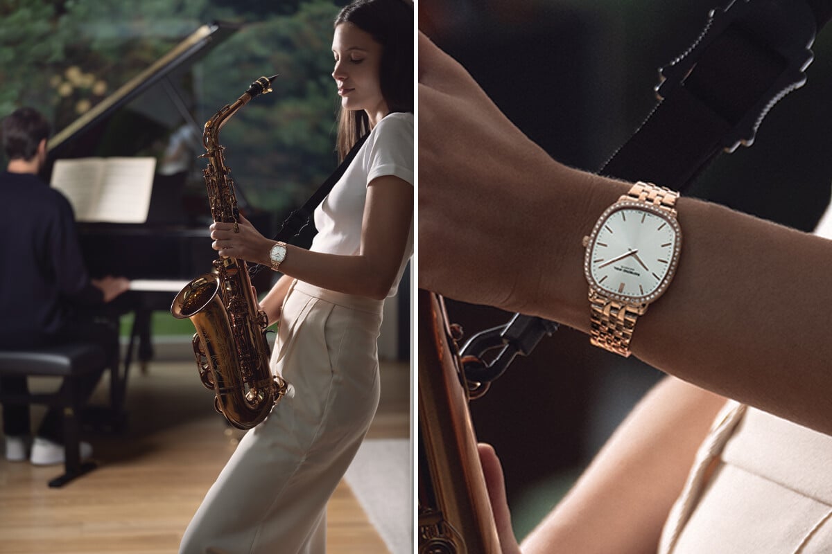 Imagem de uma mulher tocando saxofone, com um homem ao fundo tocando piano. Ela usa um relógio de pulso com mostrador branco e pulseira dourada, enquanto segura o saxofone.