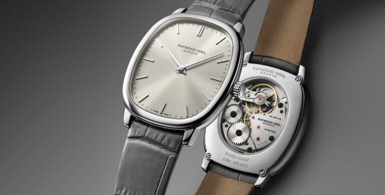 Relógio Raymond Weil com caixa de formato quadrado e fundo transparente, exibindo o movimento mecânico. O mostrador é de tom prateado, com índices e ponteiros finos, enquanto a parte de trás do relógio exibe o mecanismo e o movimento automático.