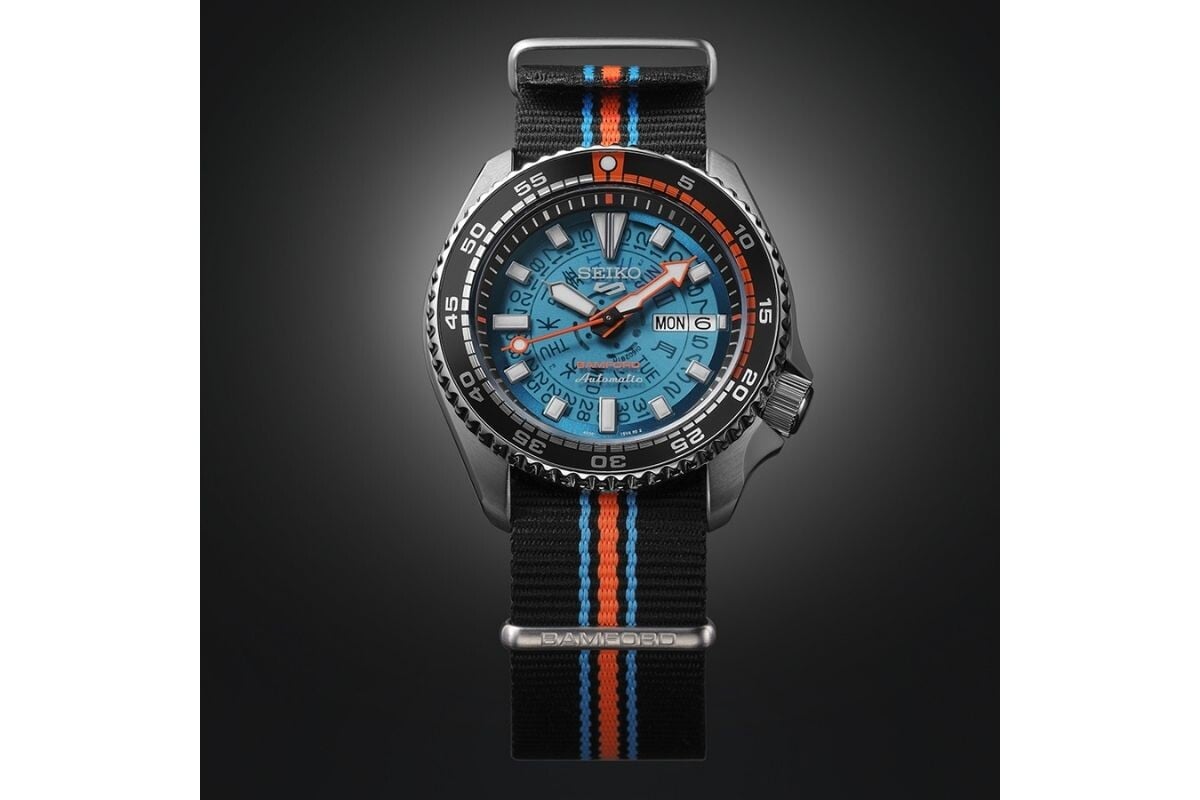 O relógio Seiko 5 Sports x Bamford Limited Edition com mostrador translúcido azul e detalhes laranja