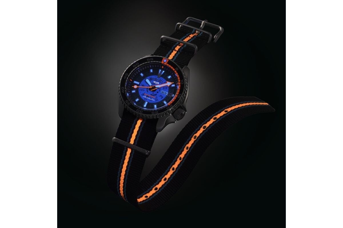 O relógio Seiko 5 Sports x Bamford Limited Edition com mostrador translúcido azul e detalhes laranja
