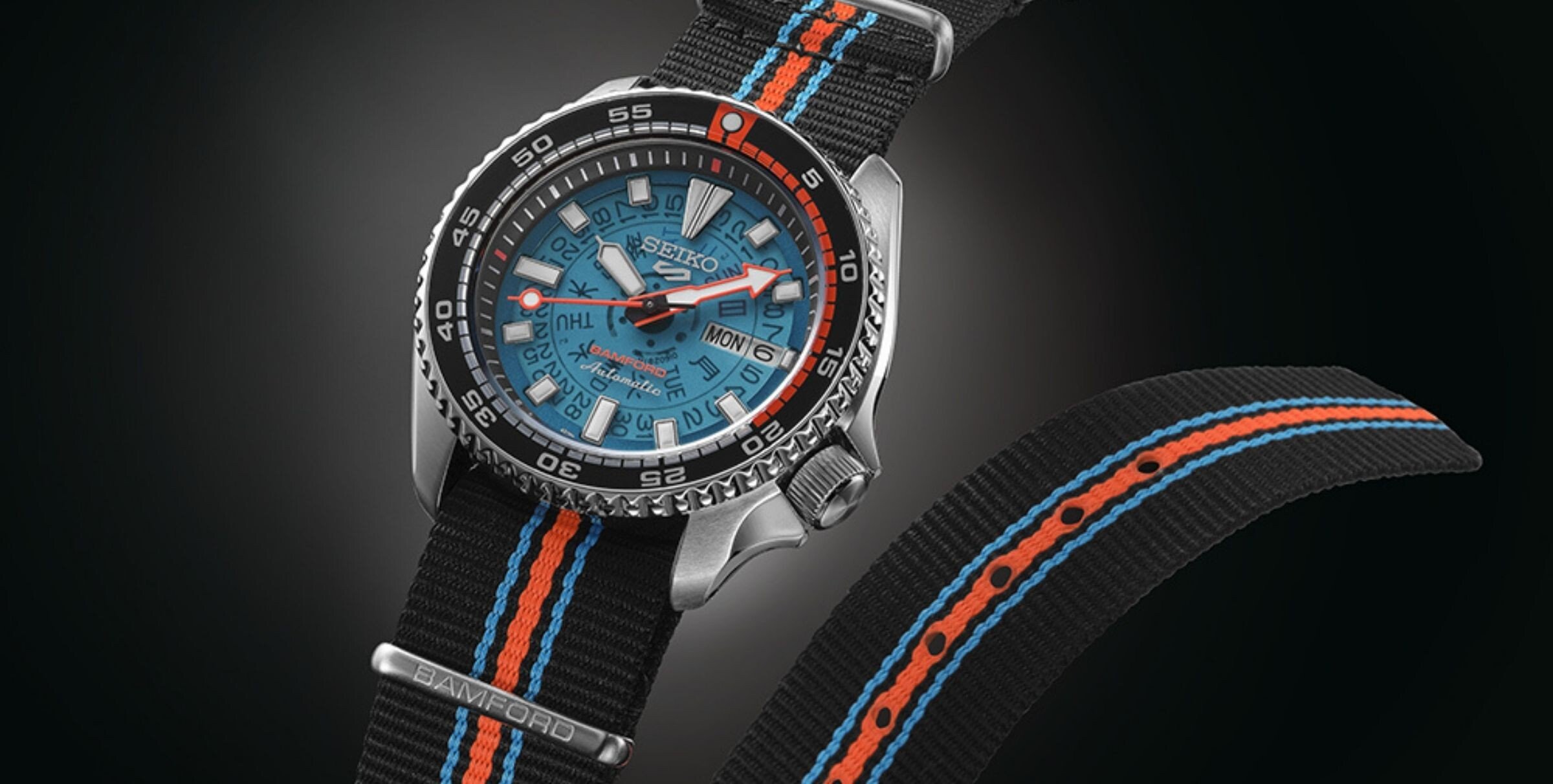O relógio Seiko 5 Sports x Bamford Limited Edition com mostrador translúcido azul e detalhes laranja