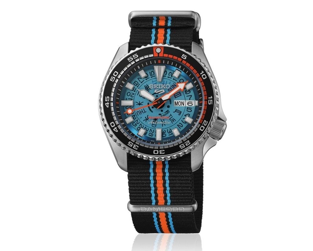O relógio Seiko 5 Sports x Bamford Limited Edition com mostrador translúcido azul e detalhes laranja