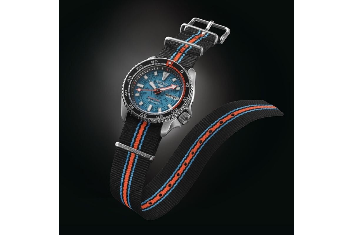 O relógio Seiko 5 Sports x Bamford Limited Edition com mostrador translúcido azul e detalhes laranja