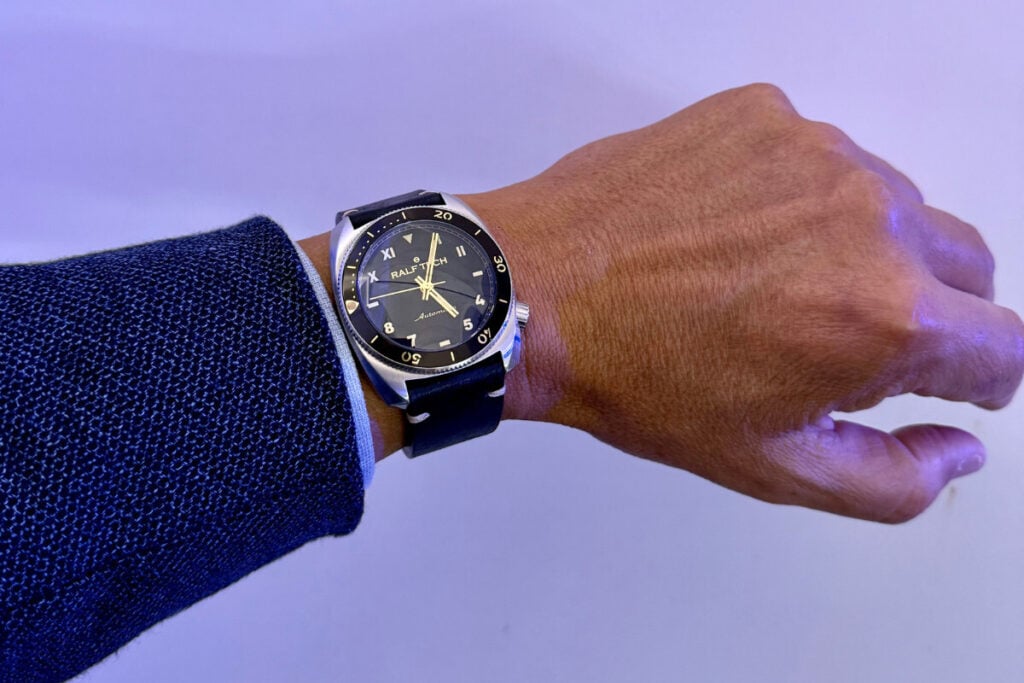no pulso, um relógio Ralf Tech WRB Automatic California com mostrador preto e bracelete preta no After Time by Milano Watch Week | Foto: Miguel Seabra/Espiral do Tempo