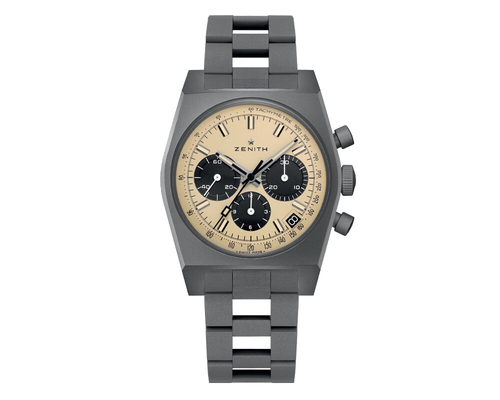 Relógio Zenith Chronomaster Revival com caixa e bracelete em tom cinzento mate, mostrador bege e três submostradores pretos.