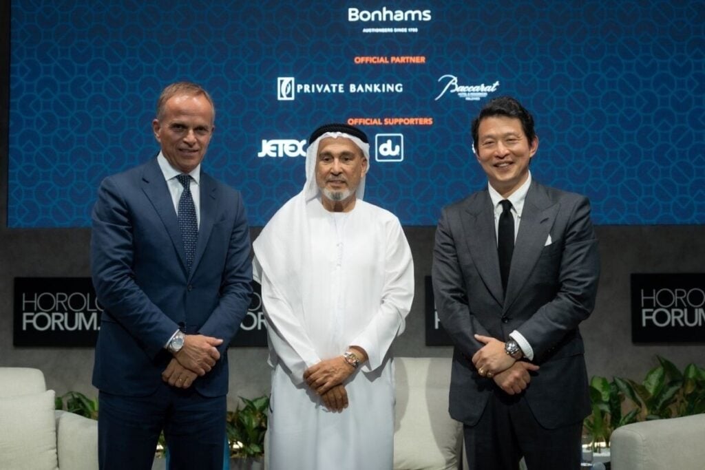 Momento histórico na Dubai Watch Week: Jean-Frédéric Dufour com Ahmied Seddiqi e o moderador Wei Koh | Foto: DWW