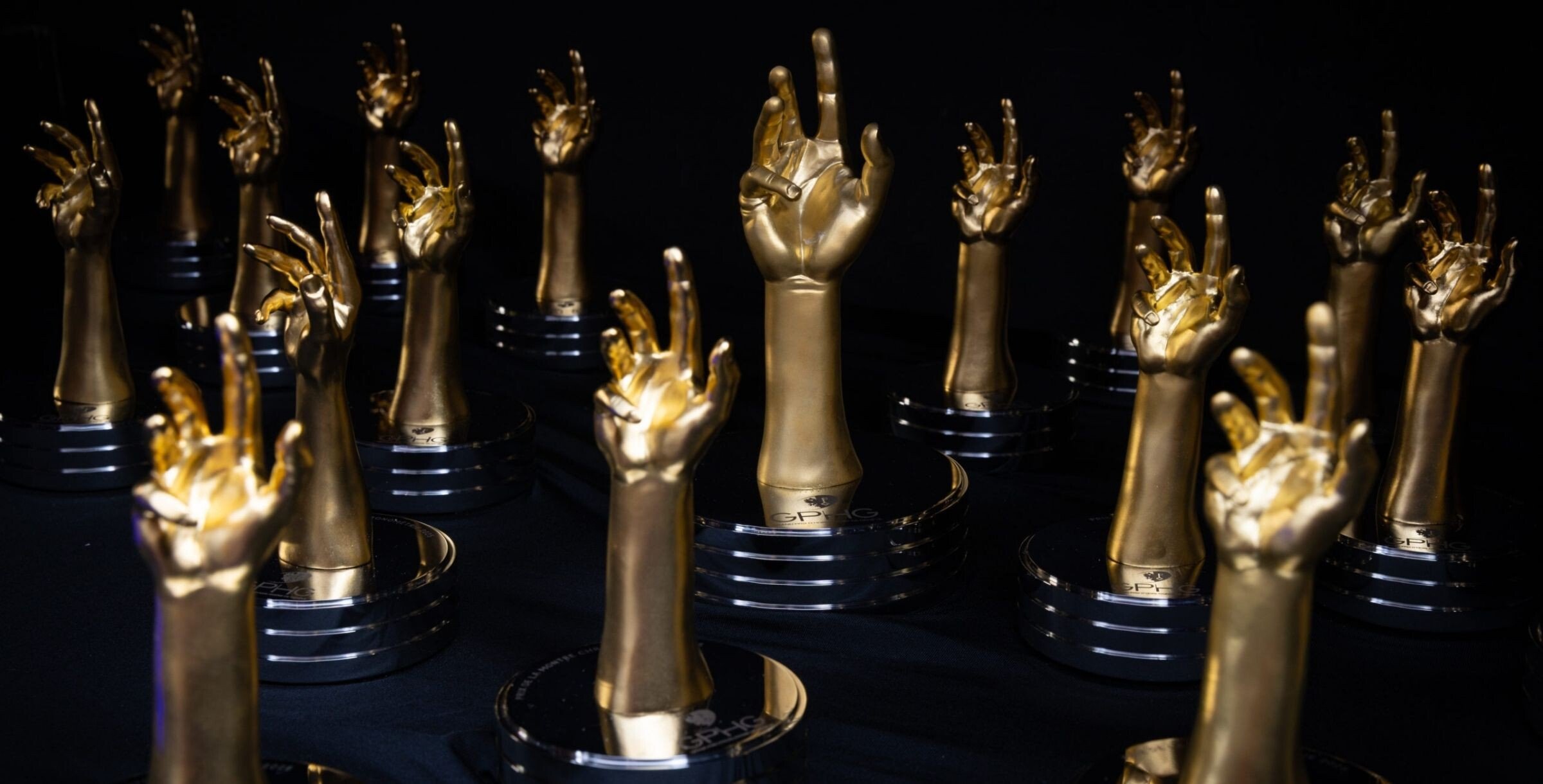 Grand Prix d'Horlogerie de Genève 2025: os troféus em cima de uma mesa