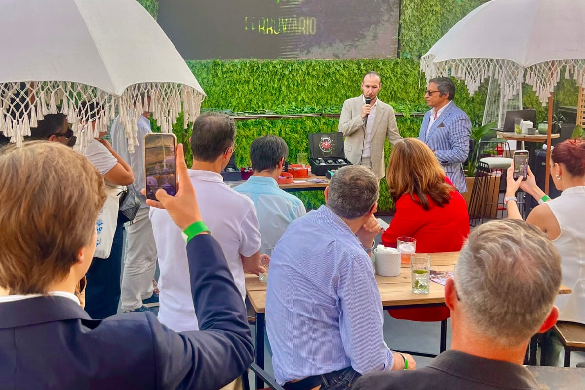 pessoas na apresentação da Maurice de Mauriac em Lisboa com Massimo Drefuss a discursar