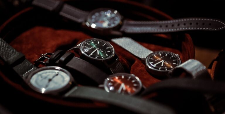 relógios numa caixa da marca Maurice de Mauriac e com mostradores de várias cores; fotografia de José Zenha