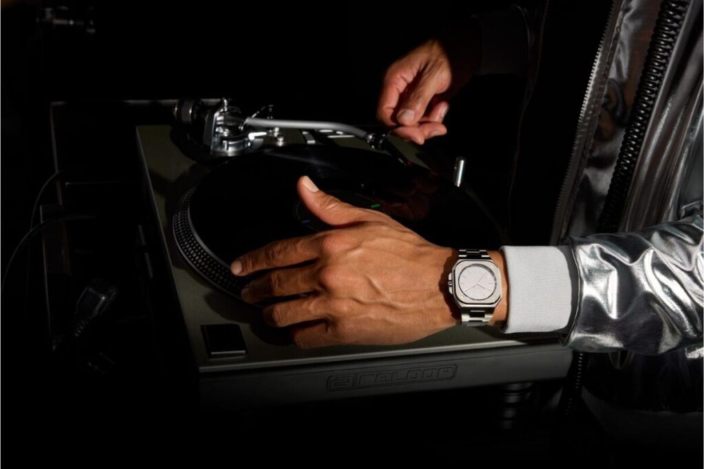 homem de blusão com relógio no pulso em aço polido e acetinado espelhado Bell & Ross BR-05 Grey Mirror Steel | Foto. Bell & Ross