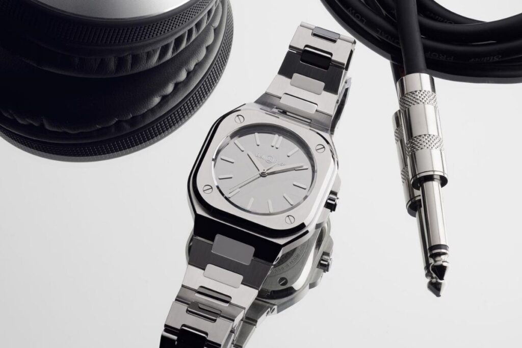 relógio em aço polido e acetinado espelhado Bell & Ross BR-05 Grey Mirror Steel numa base metálica espelhada | Foto: Bell & Ross