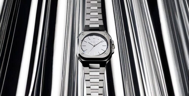 relógio em aço polido e acetinado espelhado Bell & Ross BR-05 Grey Mirror Steel numa base metálica | Foto: Bell & Ross