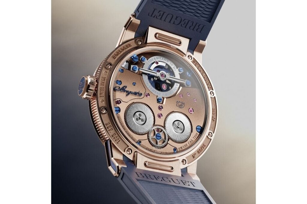 O fundo do relógio mostra a ponte do turbilhão inserido no calibre de corda manual do Experimentale 1 da Breguet