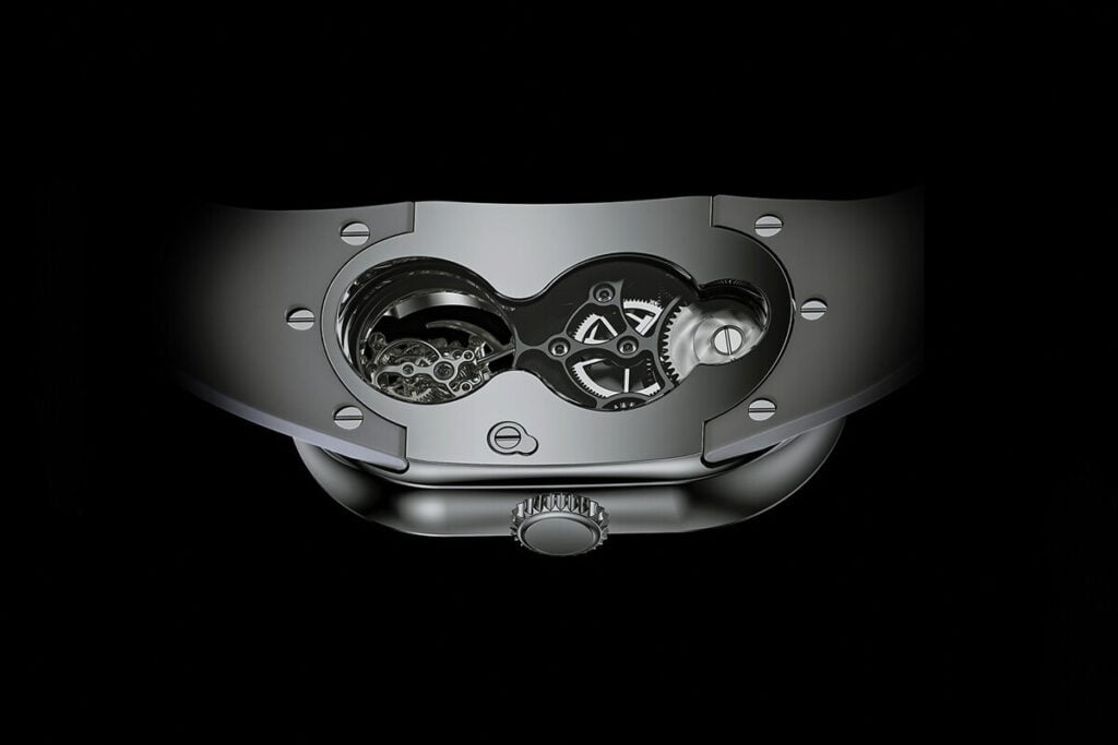 Vista inferior de um relógio mecânico com caixa metálica, fundo aberto em formato orgânico e engrenagens visíveis, sobre fundo preto.