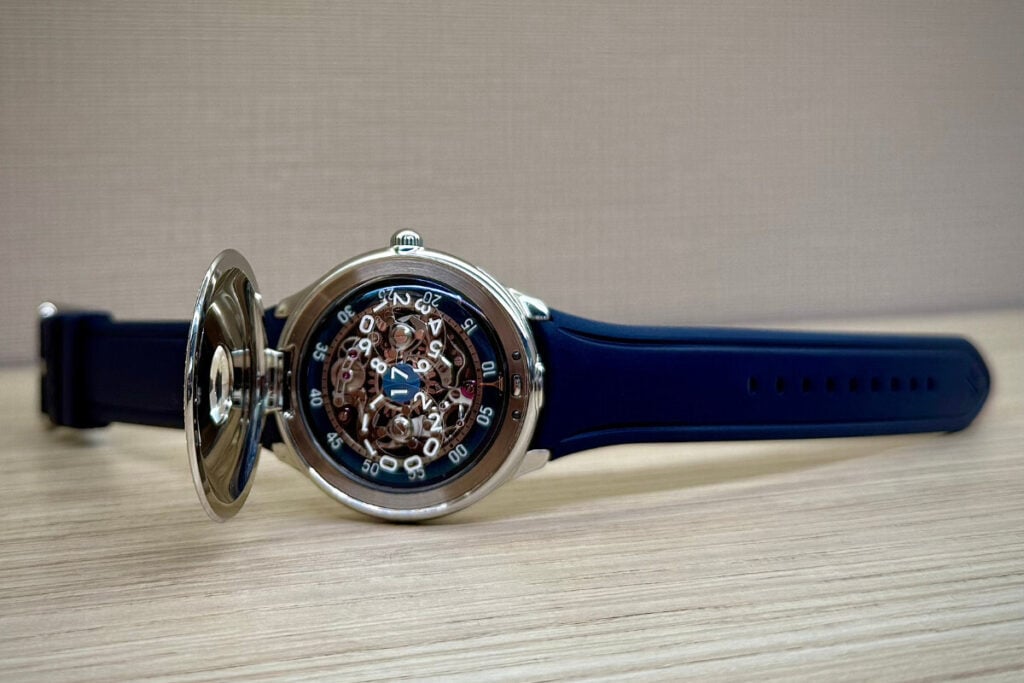 relógio sobre uma mesa com tampa aberta e discos das horas Czapek Time Jumper