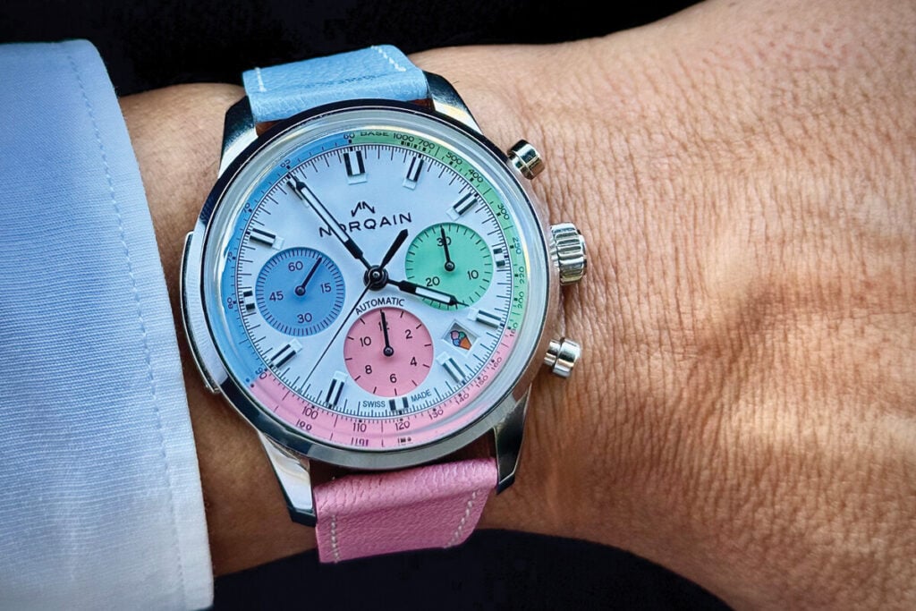 No pulso: rel&oacute;gio autom&aacute;tico Norqain Freedom 60 40mm Enjoy Life Special Edition em a&ccedil;o inoxid&aacute;vel, com cron&oacute;grafo e mostrador branco com submostradores coloridos em azul, verde e rosa, gelado na data com correia azul e rosa