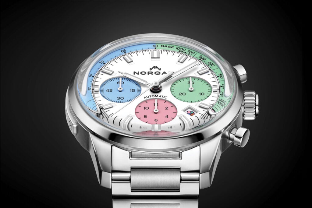 Rel&oacute;gio autom&aacute;tico Norqain Freedom 60 40mm Enjoy Life Special Edition em a&ccedil;o inoxid&aacute;vel, com cron&oacute;grafo e mostrador branco com submostradores coloridos em azul, verde e rosa, gelado na data
