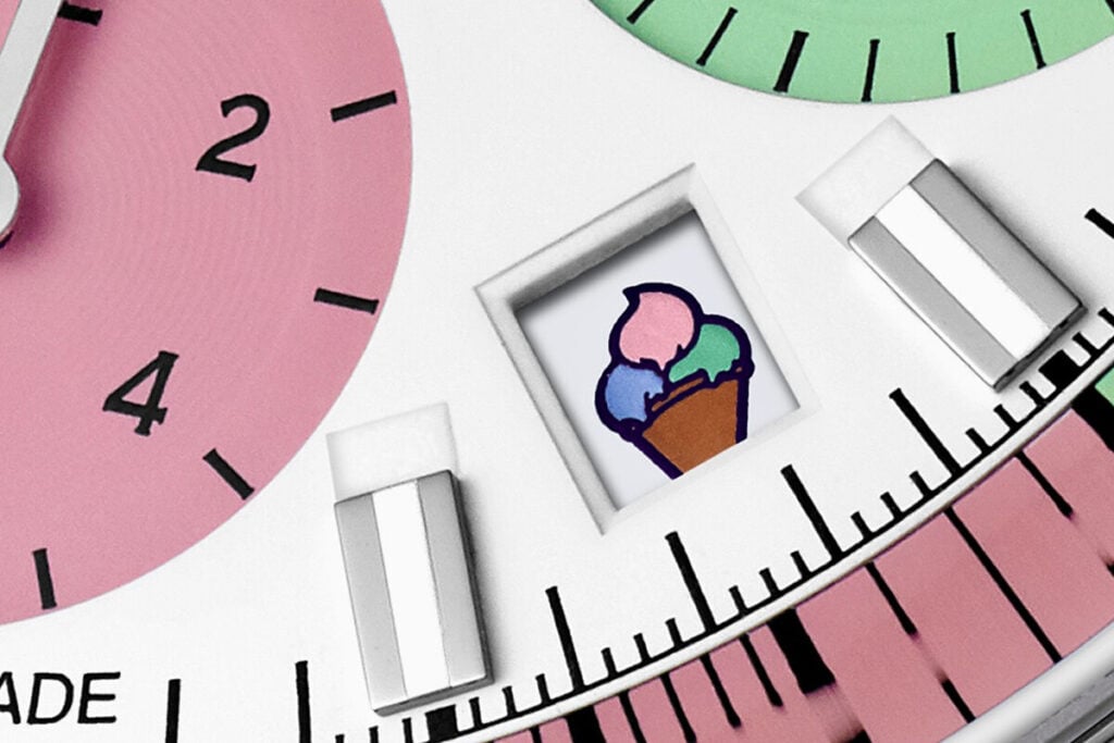 Detalhe do mostrador de um rel&oacute;gio Norqain com submostradores coloridos e janela de data com &iacute;cone de gelado.