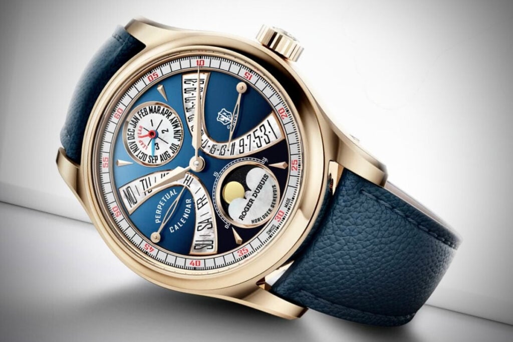 rel&oacute;gio de luxo Hommage La Placide da marca Roger Dubuis com mostrador azul, ponteiros em ouro retr&oacute;grados, calend&aacute;rio perp&eacute;tuo com fases da lua em aventurine e segmentos em madrep&eacute;rola