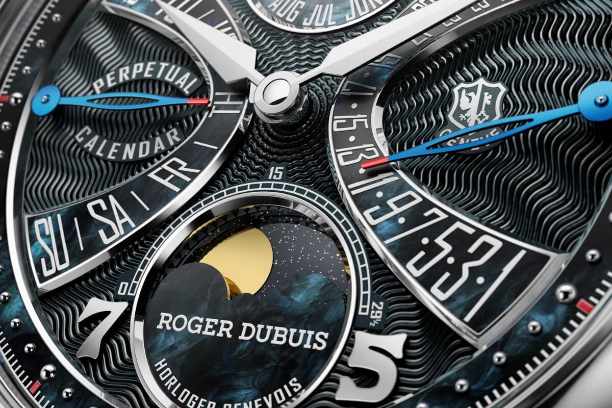 detalhe de mostrador do rel&oacute;gio de luxo Hommage La Placide da marca Roger Dubuis com mostrador preto em guilloch&eacute;, ponteiros azuis retr&oacute;grados, calend&aacute;rio perp&eacute;tuo com fases da lua em aventurine e segmentos em madrep&eacute;rola