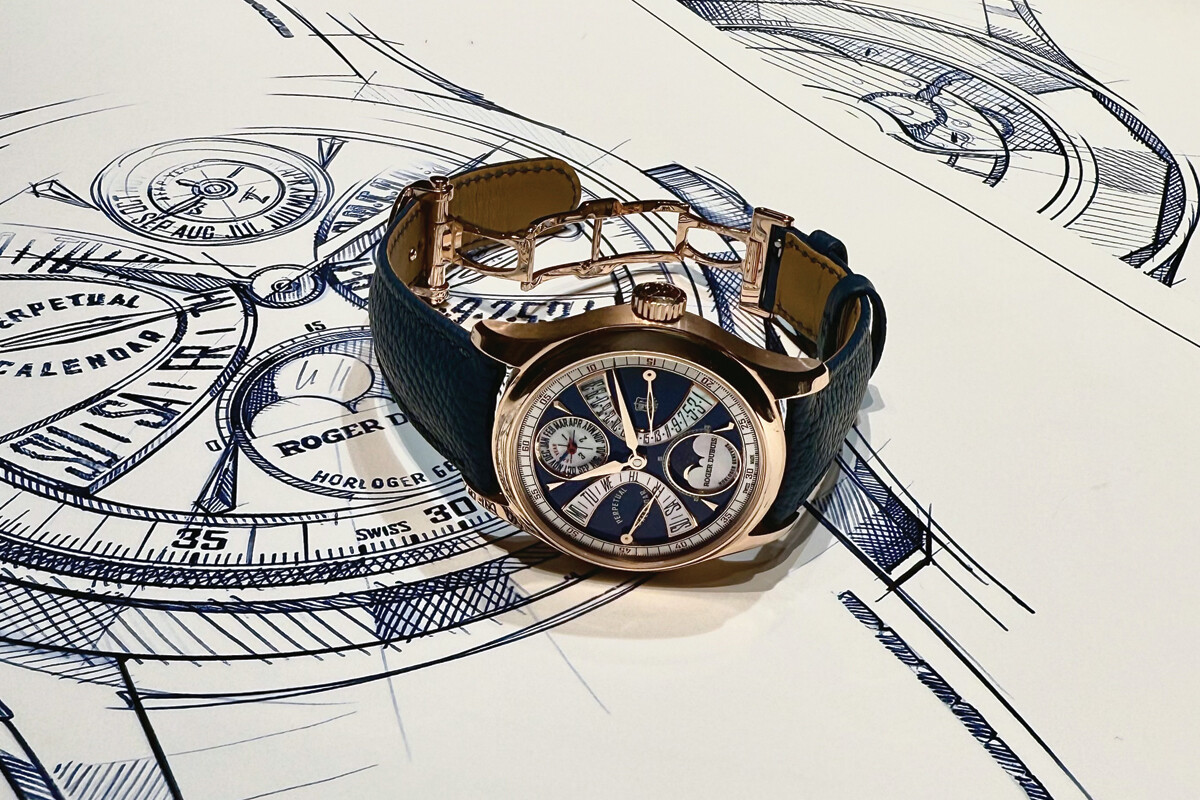 Rel&oacute;gio mec&acirc;nico de luxo com pulseira de couro sobre esbo&ccedil;os t&eacute;cnicos de relojoaria.