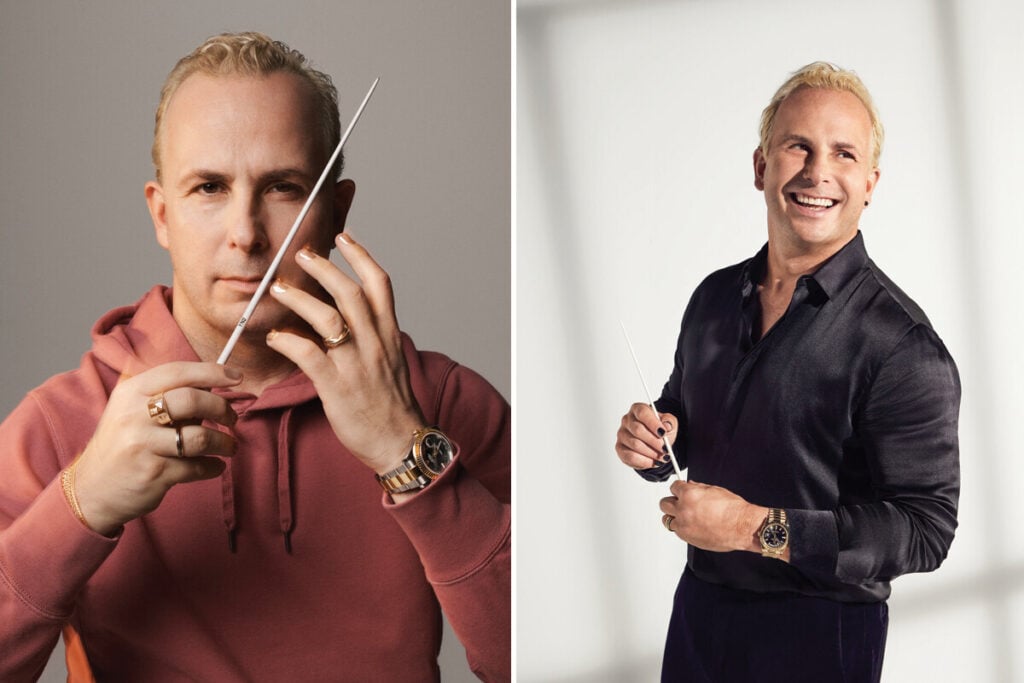 Fotografia dividida em duas partes, mostrando um homem. À esquerda, ele está segurando uma batuta com uma mão e com a outra perto da face, vestindo um moletom rosa e vários anéis, incluindo um relógio dourado. À direita, ele sorri, segurando uma batuta e vestindo uma camisa preta elegante, com vários anéis e um relógio dourado visível. Maestro Yannick Nézet-Séguin embaixador Rolex