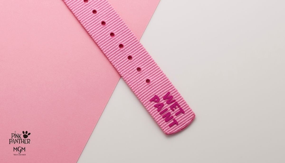 Extremidade da bracelete cor-de-rosa do relógio Seiko dedicado à Pantera Cor de Rosa