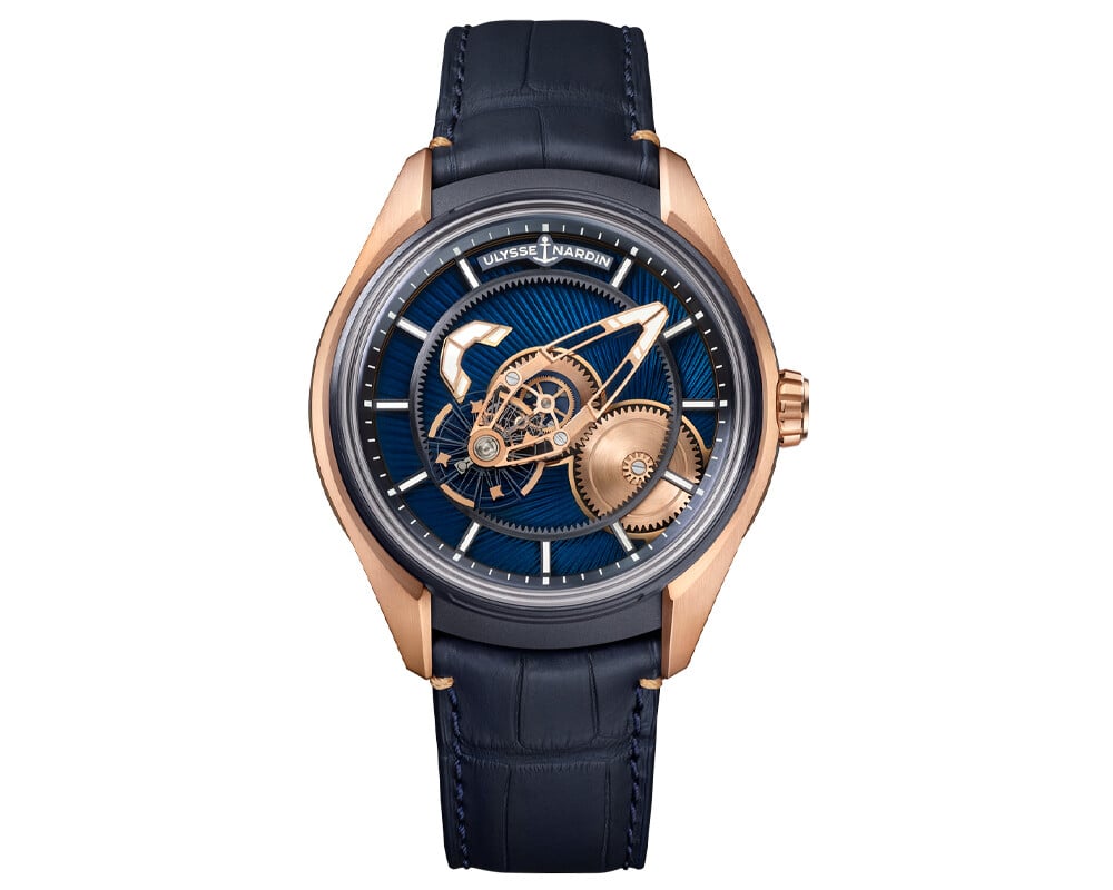 Rel&oacute;gio Ulysse Nardin Freak X em ouro rosa com mostrador azul e movimento mec&acirc;nico aparente, exibindo engrenagens vis&iacute;veis e pulseira de couro azul.
