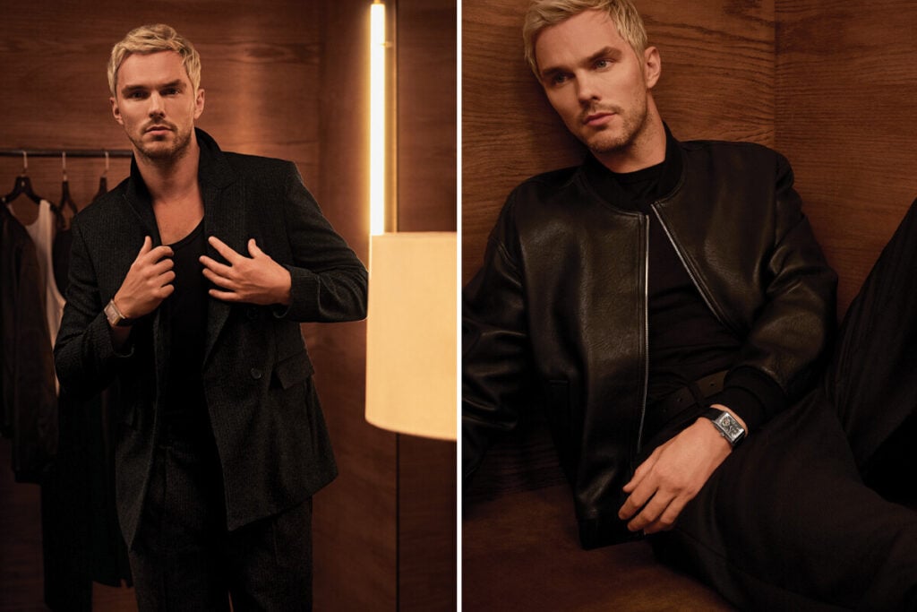 Composi&ccedil;&atilde;o com duas fotografias de est&uacute;dio de um homem: &agrave; esquerda, em p&eacute;, com fato escuro e rel&oacute;gio; &agrave; direita, sentado, com casaco de couro preto e rel&oacute;gio, em ambiente interior elegante.