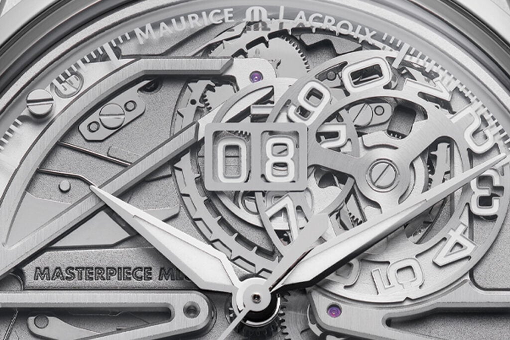 Close detalhado do mostrador esquel&eacute;tico de um rel&oacute;gio Maurice Lacroix, com destaque para o n&uacute;mero 08 e as intricadas engrenagens vis&iacute;veis. O nome "MASTERPIECE" &eacute; vis&iacute;vel na parte inferior do mostrador, e as finas agulhas de horas e minutos, juntamente com o brilho das pedras roxas nas engrenagens, adicionam um toque de eleg&acirc;ncia.