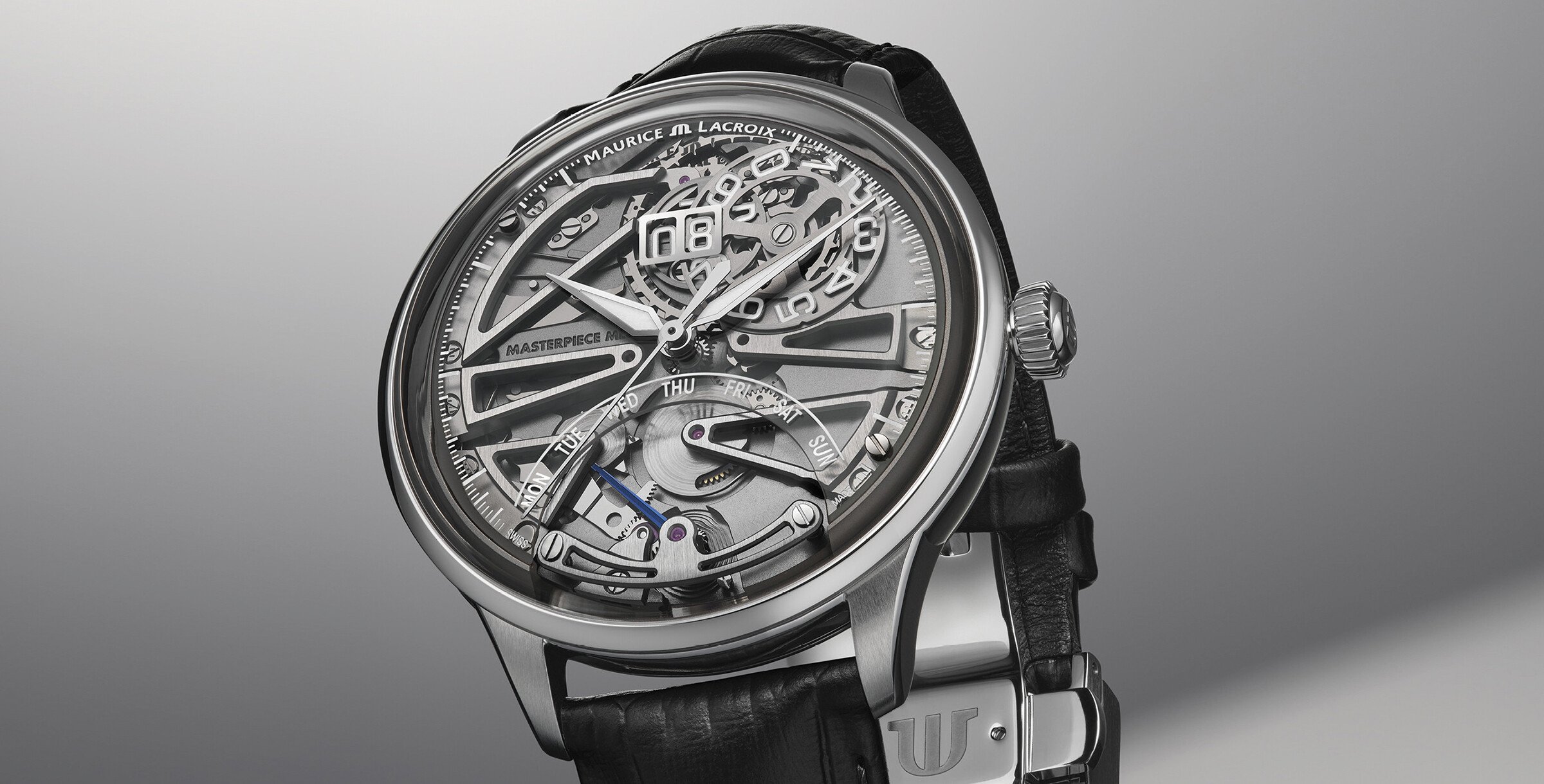 Relógio de luxo da marca Maurice Lacroix, com um design de mostrador esquelético que exibe a complexidade dos mecanismos internos. A caixa é de aço inoxidável e o mostrador é detalhado, destacando os dias da semana e o movimento de engrenagens e peças visíveis. A pulseira é de couro preto e o relógio está posicionado de lado para destacar seus detalhes mecânicos.