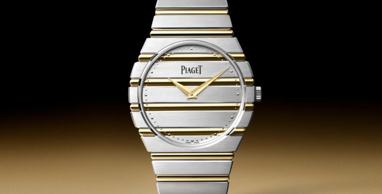 Relógio Piaget em metal bicolor, com bracelete integrada e mostrador prateado, fotografado sobre fundo escuro.