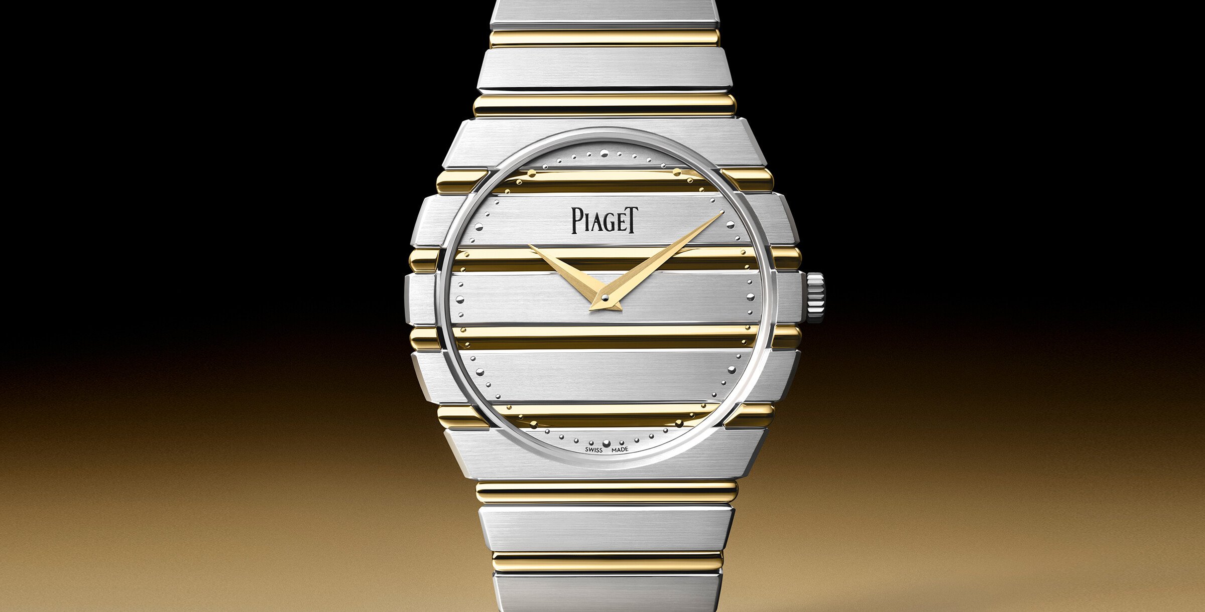 Relógio Piaget em metal bicolor, com bracelete integrada e mostrador prateado, fotografado sobre fundo escuro.